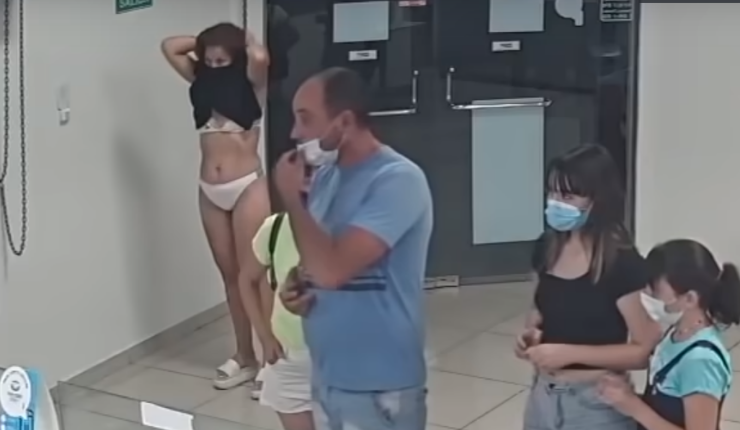Mujer se saca el vestido en plena heladería para usarlo como mascarilla