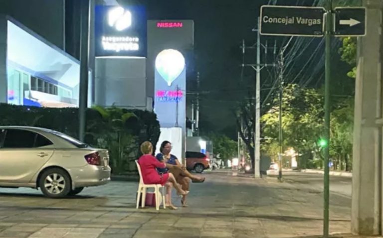 Emotiva conmemoración desde 1999: Madre brinda en el lugar donde murió su hijo en cada Año Nuevo y Navidad