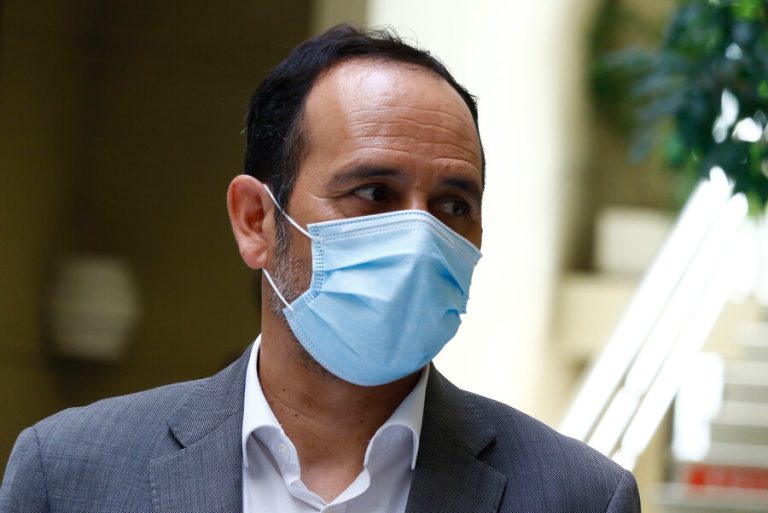 Núñez (PC) e impuesto a súper ricos para PGU: “Parece que el pdte. no quiere meterse la mano al bolsillo”