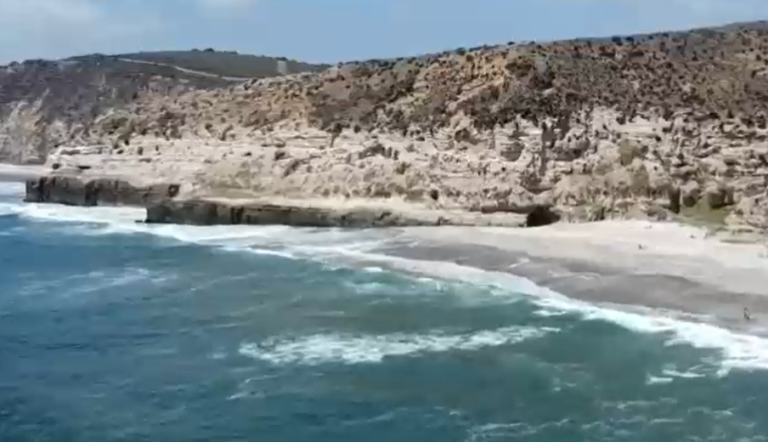 La única en el país: Playa Luna, a 20 años del nudismo en Chile