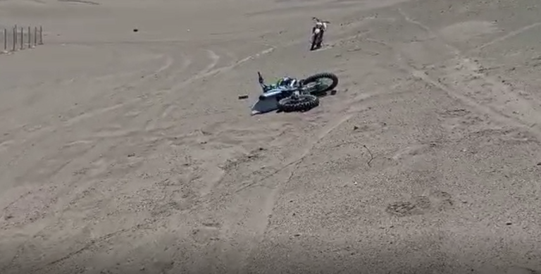 Iquique: Piloto de moto enduro muere degollado tras pasar por un cerco con alambres de púas