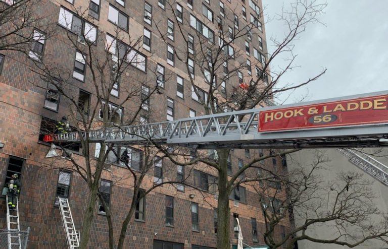 Incendio afectó a edificio residencial en Nueva York: Al menos 19 muertos y más de 60 heridos