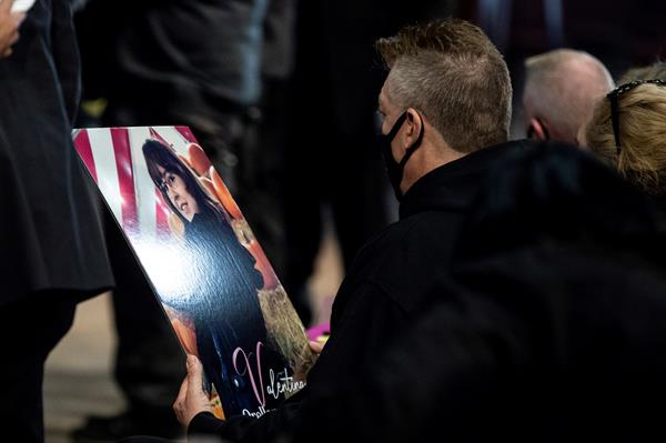 Familia clama justicia durante funeral de adolescente chilena baleada en Estados Unidos