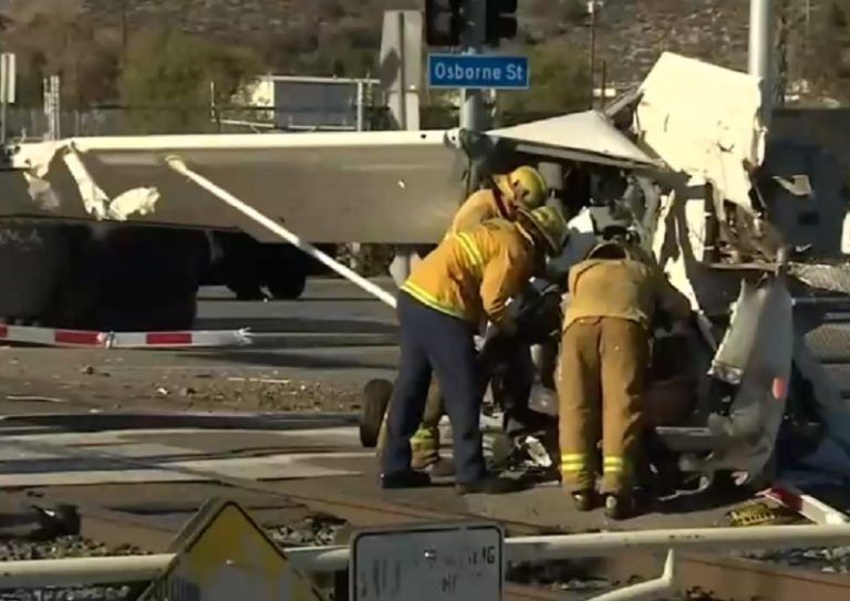 ¡Increíble! Piloto se salvó dos veces de la muerte tras caer sobre línea del tren