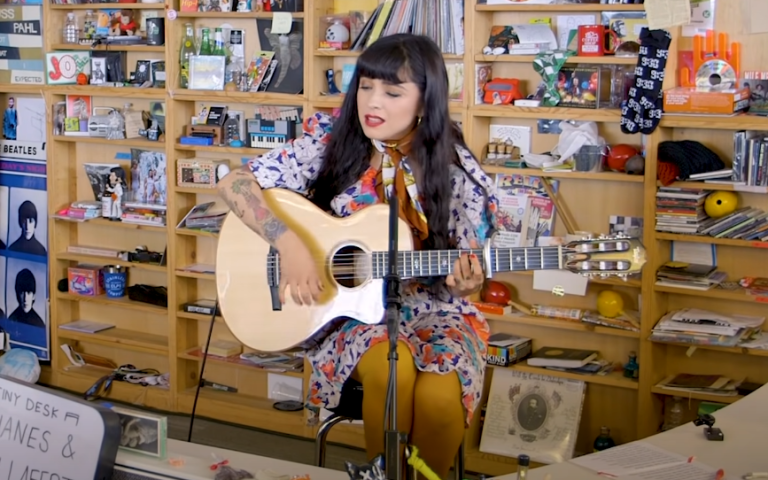 Luciendo su embarazo: Mon Laferte anunció que estrenará concierto en Tiny Desk