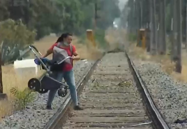 Vecinos piden un paso seguro: Cruzan peligrosa línea de ferrocarril en Renca