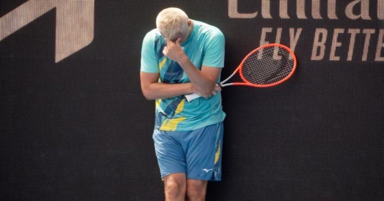 Tenista aseguró tener COVID-19 en pleno partido y le apostó una cita a la jueza