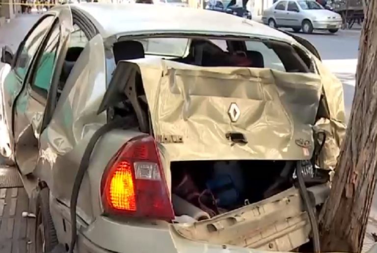 Mujer es detenida luego de darse a la fuga en reversa y chocar seis autos