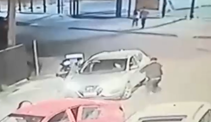 Mujer frustra portonazo gracias al cortacorrientes del auto: Vecino fue a ayudarla con un rifle a postones