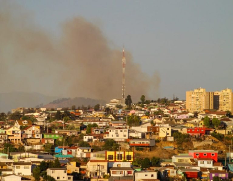 Viña del Mar: Incendio en sector de Agua Santa amenaza con propagarse a viviendas