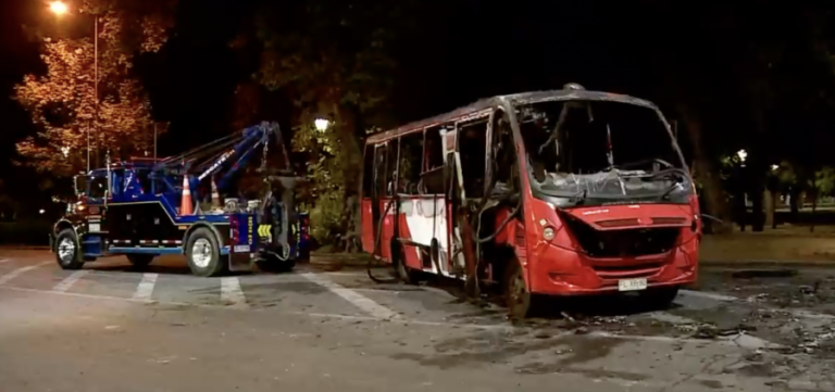 Bus del Transantiago fue quemado en las cercanías de Plaza Italia