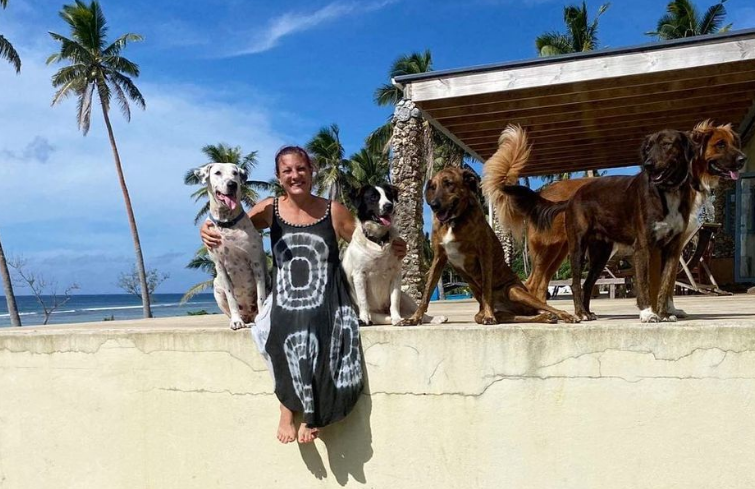 Mujer murió tras ser arrastrada por tsunami en Tonga: Rescataba perros callejeros con su esposo