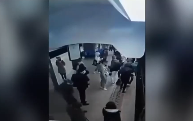 Sujeto fue arrestado luego de empujar a mujer a las vías del metro: Se salvó por un par de segundos