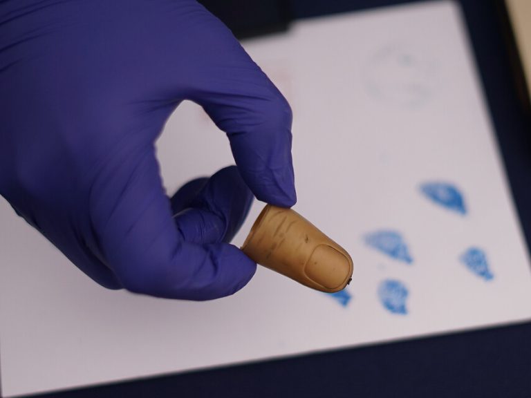 Detienen a cartel de drogas colombiano que operaba en Chile: Tenían hasta un dedo falso con huella real