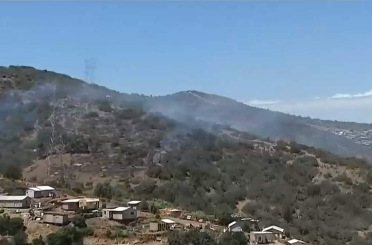 Alerta roja en Viña del Mar por incendio forestal que amenaza a viviendas