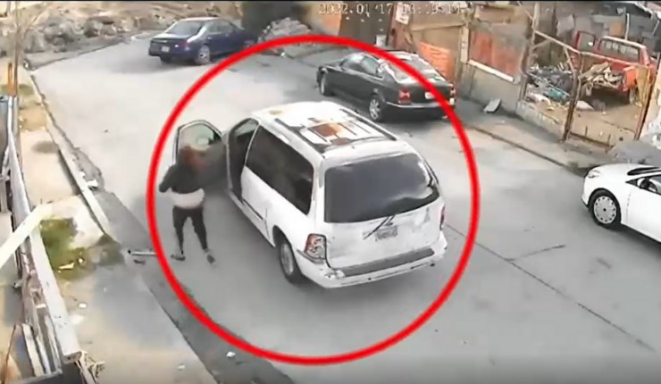 Conductora cayó a un canal cuando intentaba estacionar su auto: Iba con 3 niños en su interior