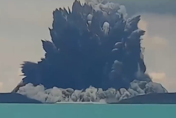 Expertos chilenos detallan las razones de la potente erupción volcánica en Tonga