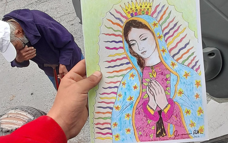 Lo encontraron llorando: Adulto mayor vende dibujos de la virgen para comprar leche a sus nietos