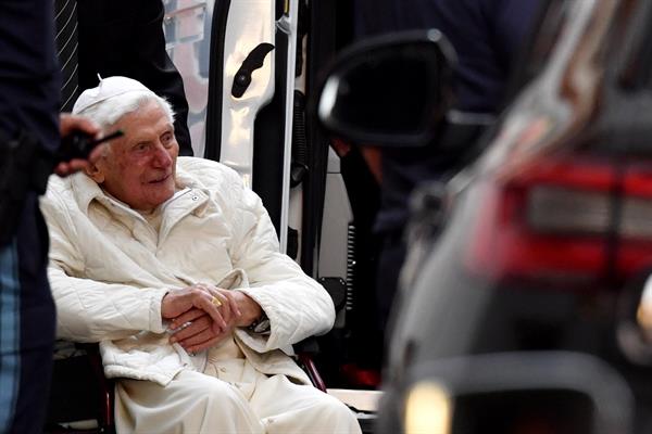 Al menos cuatro casos: Benedicto XVI acusado de encubrir abusos