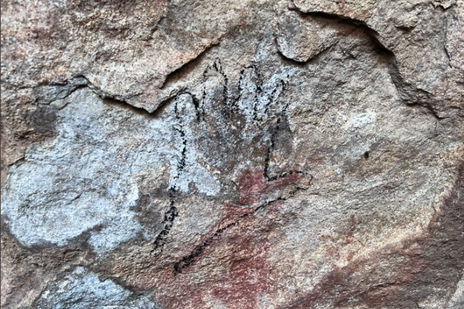 Rayaron pinturas rupestres: Conaf denuncia daños a sitio arqueológico del Parque Nacional Patagonia