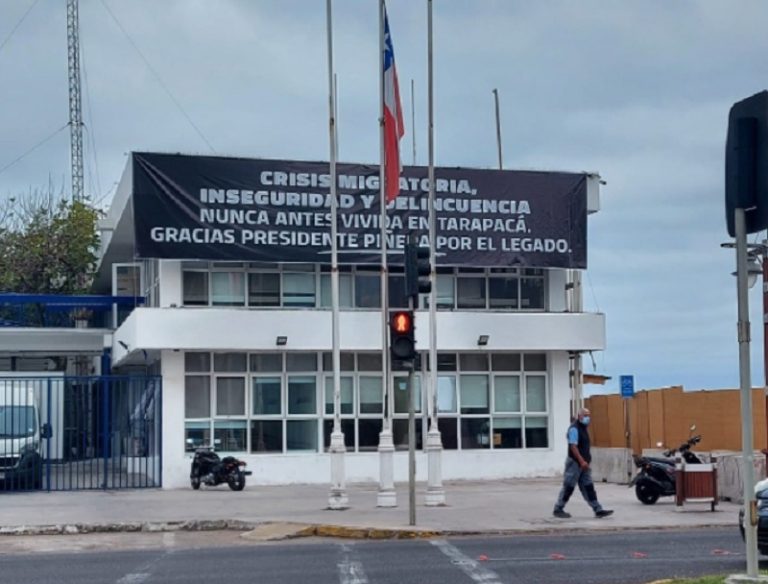 Edificio del GORE de Tarapacá amaneció con irónico lienzo contra pdte. Piñera