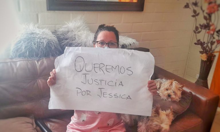 Quedó en silla de ruedas: Mujer pierde cobertura de salud tras tres años de tratamiento sin resultados