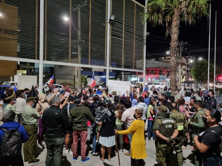 Manifestaciones y cacerolazos se registraron en Iquique tras agresión a carabineros