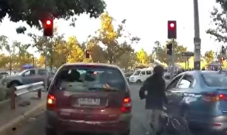 Iba con su hijo: Captan violento atropello a ciclista