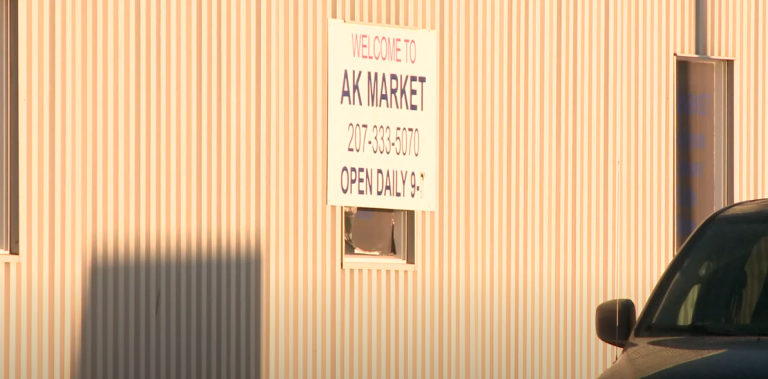 Joven fue encontrado en la calle caminado con su brazo amputado: Investigan posible accidente laboral