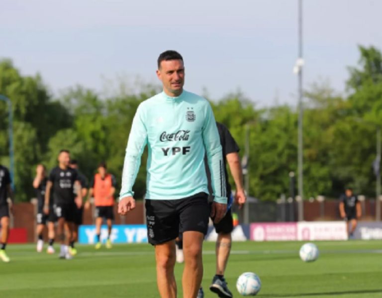 A un día del duelo: DT de Argentina confirma que no viajará a Chile por PCR positivo