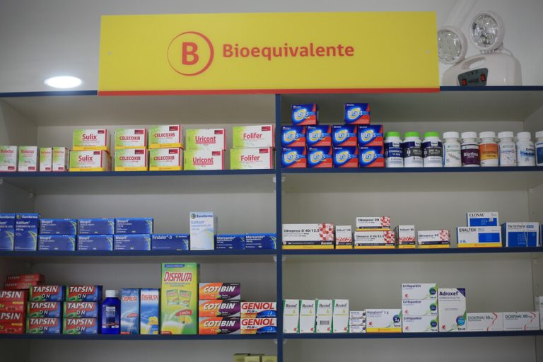 Estudio del Sernac: Medicamentos originales son hasta casi 17 veces más caros que bioequivalentes genéricos