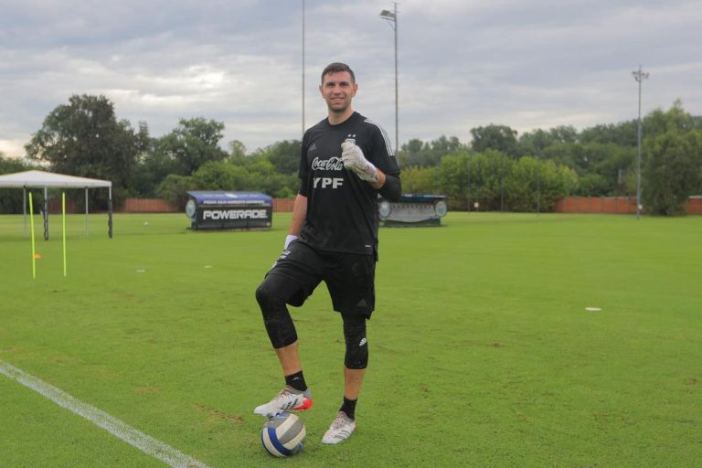 Los comentarios de hinchas chilenos en el Instagram de Dibu Martínez tras picante mensaje del portero