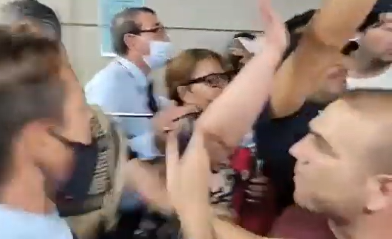 Grupo antivacuna invadió hospital para sacar por la fuerza a un niño internado