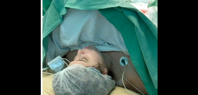 Hermosa voz: Mujer cantó mientras daba a luz y su médico la acompañó en su emocionante melodía