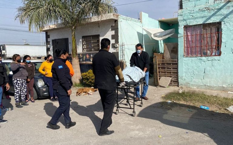 Convivió con su esposa muerta por más de un día en su casa porque no podía pagar servicios funerarios