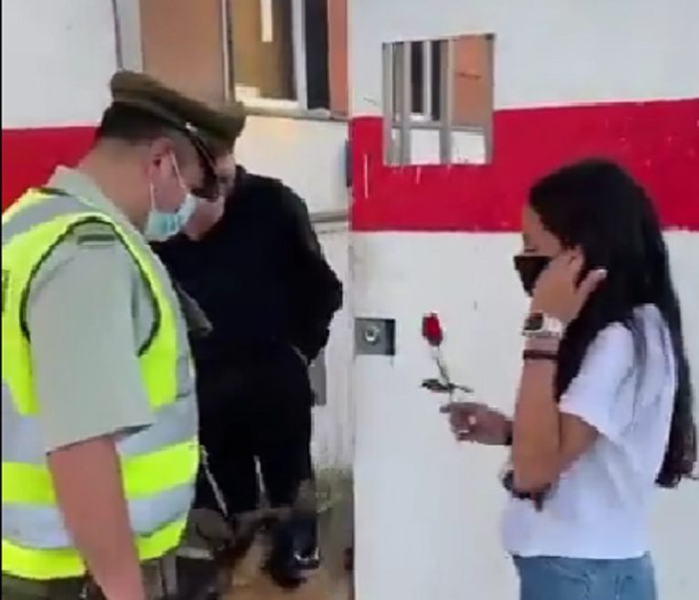 Tras agresión a funcionarios: Niños venezolanos regalaron flores a carabineros en Valdivia