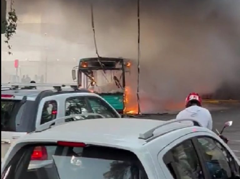 Desconocidos queman bus en las afueras del metro Laguna Sur