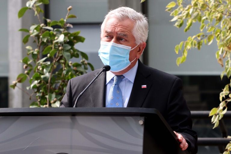 Ministro Paris descarta obligatoriedad de la vacuna en Chile: “No estamos a favor”