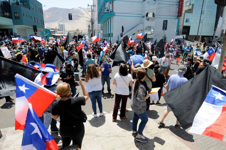 Paro regional: Camiones bloquean acceso a Iquique y aeropuerto no está operativo