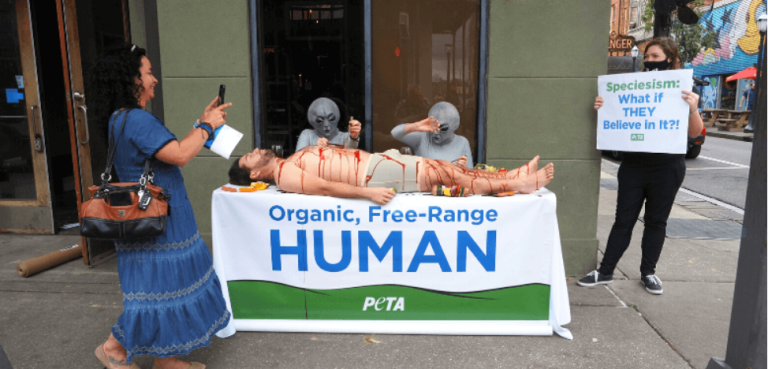 Dos extraterrestres comiendo un cuerpo humano: La nueva intervención de PETA contra el consumo de carne