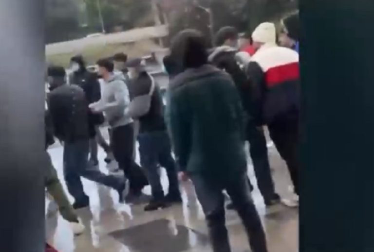 Carrete y descontrol: Violentas peleas en plaza de Las Condes