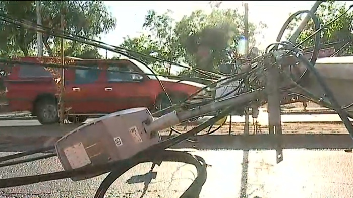 Vecinos están sin luz: Camión derribó tres postes en San Bernardo