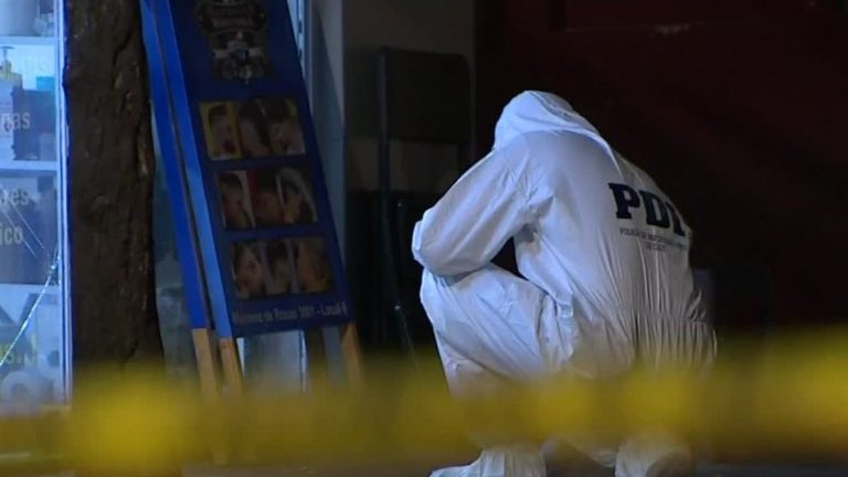 Dos balazos en el cráneo: PDI investiga macabro asesinato en barbería de Barrio Yungai; se trataría de un ajuste de cuentas