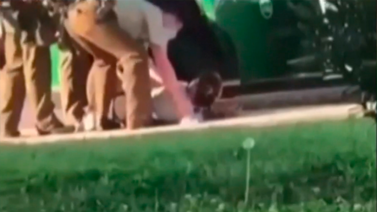 Carabinero que arrojó a una niña al suelo desde una patrulla fue dado de baja