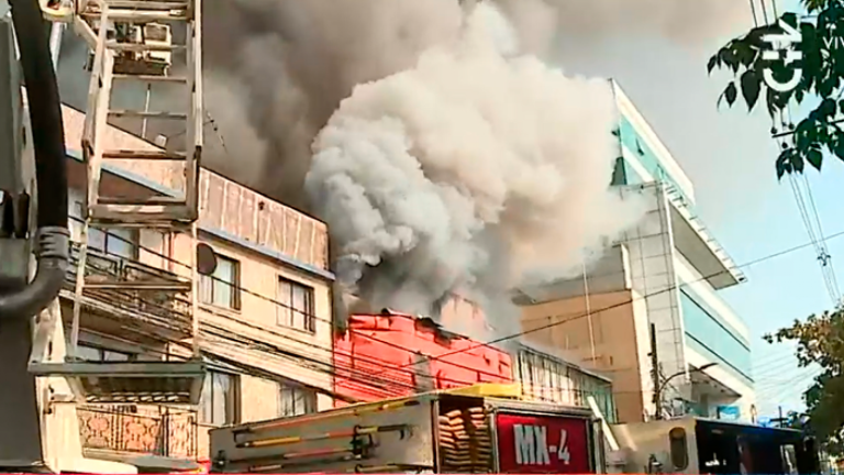 Llamas se acercan a viviendas: Gigantesco incendio destruyó bodegas en San Bernardo