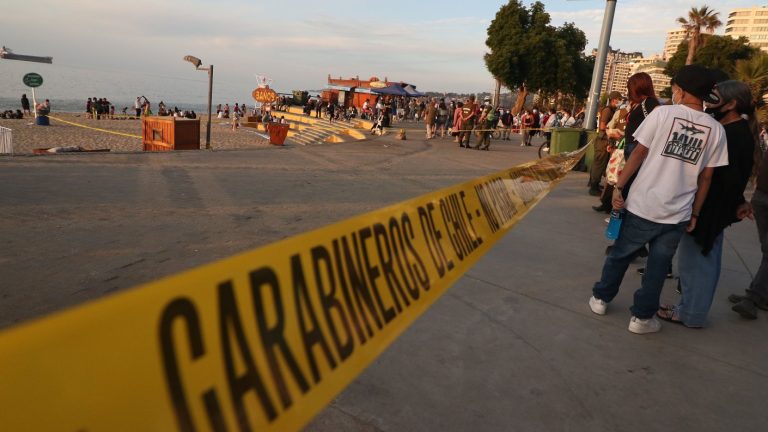 Posible riña por territorios: Tiroteo dejó a un comerciante ambulante muerto en la playa El Sol de Viña del Mar
