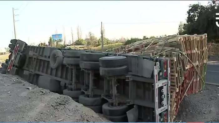 Peligrosa maniobra: Camión se volcó al intentar evitar un accidente en Paine