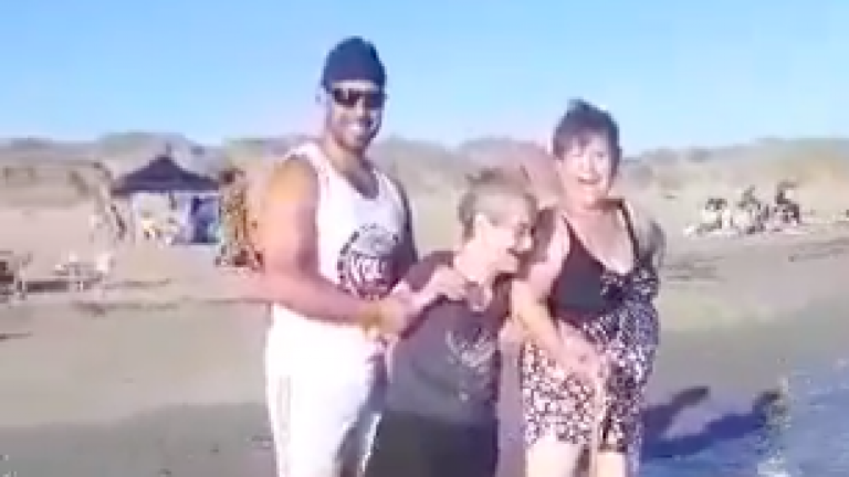 ¡Tierna reacción! Viralizan video de abuelita de 100 años conoció el mar por primera vez