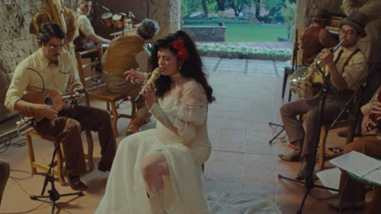 ¡Lució su embarazo! Mon Laferte protagonizó elegante show en Tiny Desk