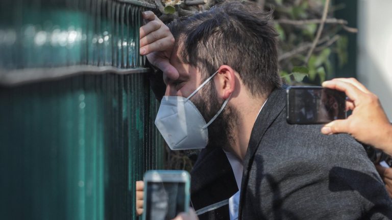 Locura por Boric en La Moneda chica: Una madre llegó con su hija de 9 años a las 06:45 AM solo para ver al Presidente electo